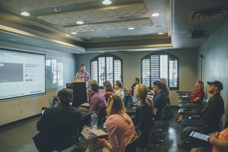 Docente durante la registrazione di una masterclass