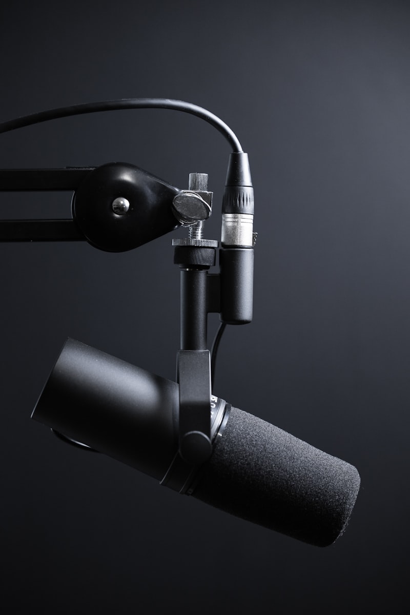 Studio di registrazione podcast con microfoni e cuffie